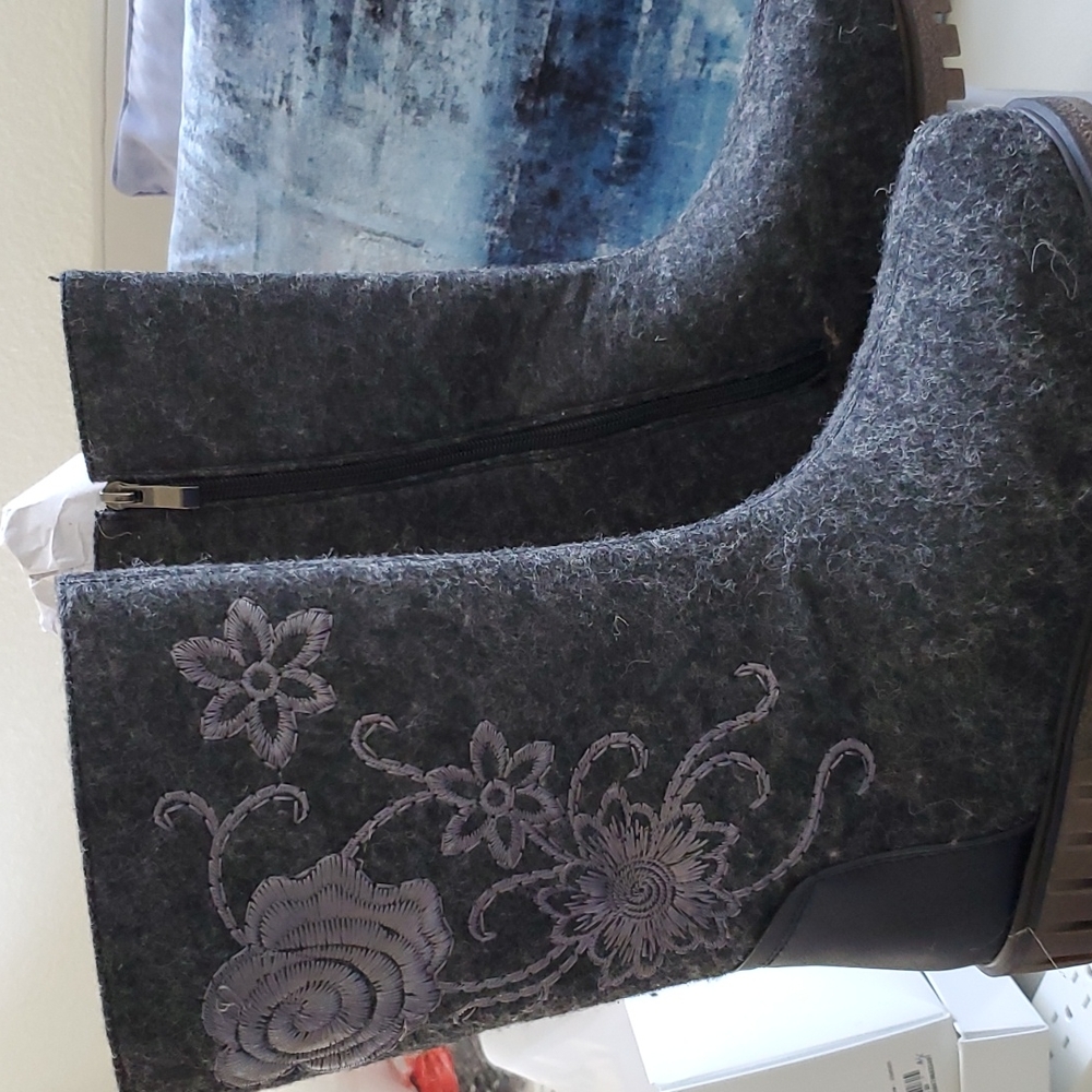 Brand New Nehal Boots size 39 Warm inside sort fur. Brand New Never Worn